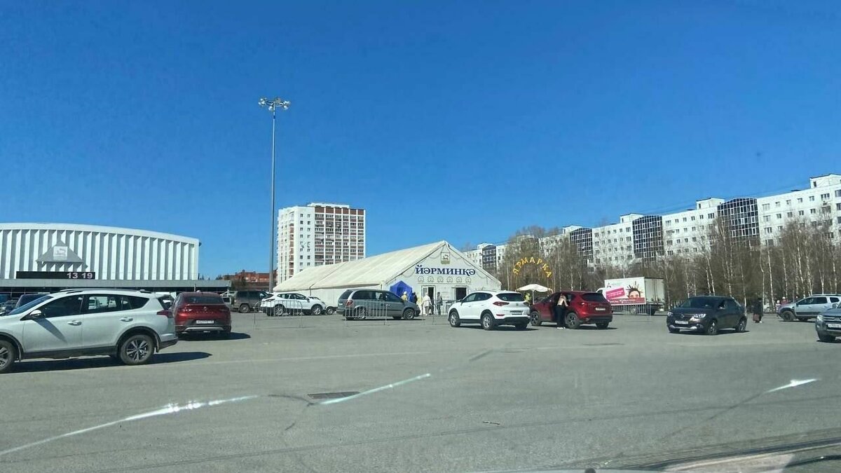    Уфимцы негодуют из-за убранных с площади перед Дворцом спорта торговых павильонов. Люди уверены, что в дальнейшем это негативно скажется как на горожанах, так и на жителях сел, приезжающих на ярмарки со своими товарами.