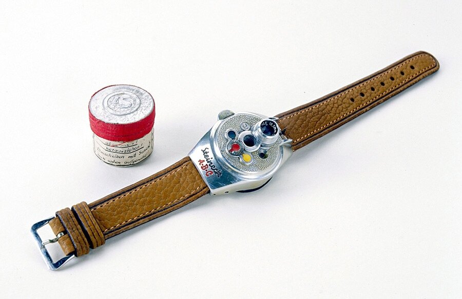 Фотокамера в наручных часах. 1948 год.