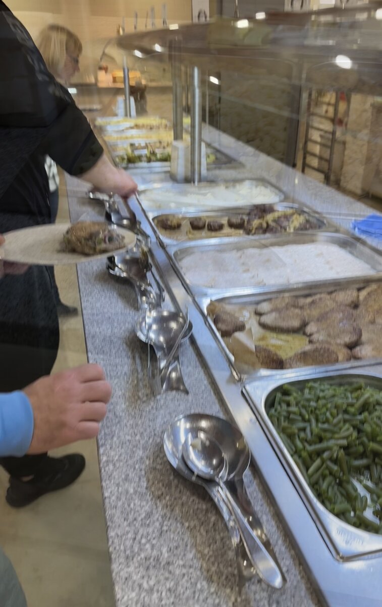 2 вида котлет, крылья и жареная мойва. И это все. Все фотографии из личного архива автора.