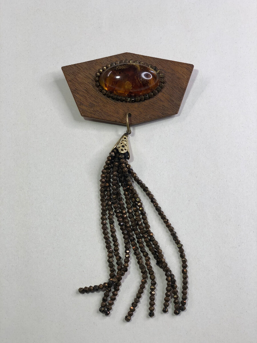 Брошка из старого янтарного кольца, бусин и основы из шпона