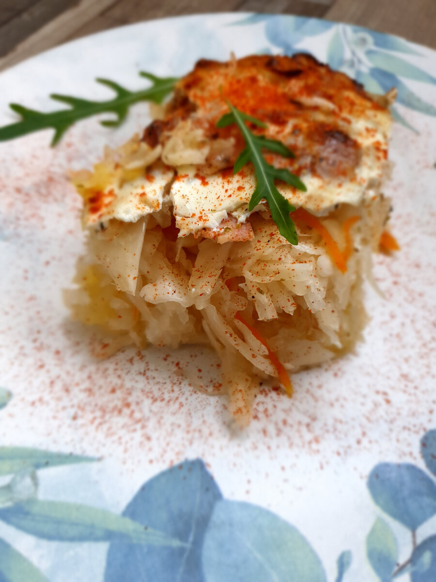Давайте начнем новую неделю с чего-нибудь легкого, но вкусного и питательного💛 Например, приготовим вот такую запеканку из картофельного пюре, квашеной капусты, поджареного бекона и все это под сметанным соусом с паприкой😋