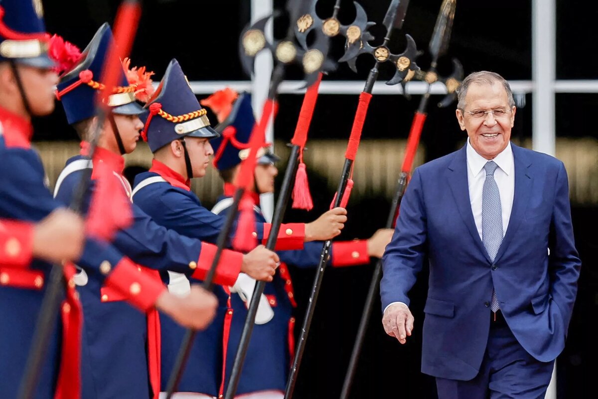 Почетный караул встречает министра иностранных дел России Сергея Лаврова в Бразилия. Источник: Reuters