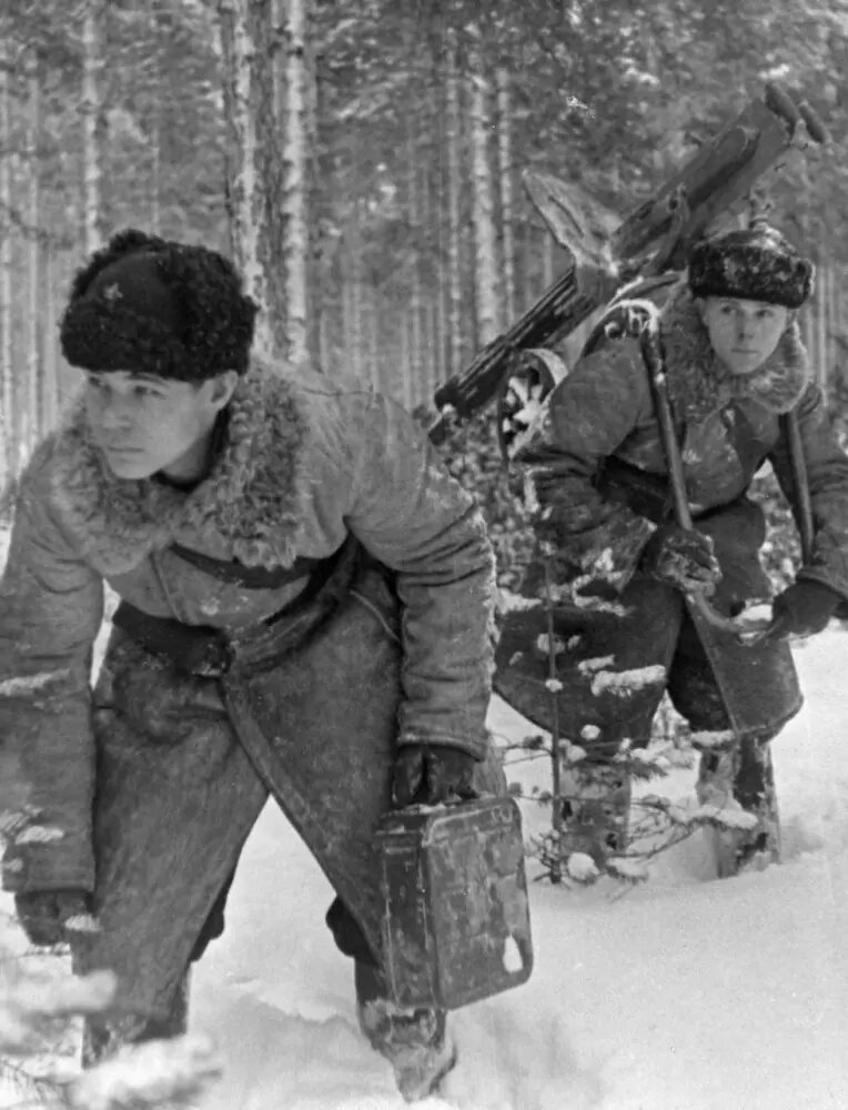Дубленые полушубки и шапки-ушанки у пулеметчиков РККА, появившиеся ко второму штурму линии Маннергема — в феврале 1940 года