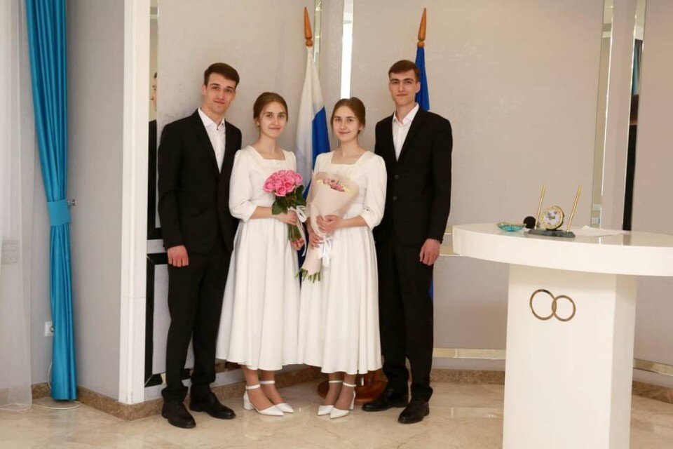    Замуж девушки решили выйти в один день и час. Фото: пресс-служба ЗАГС Иркутской области