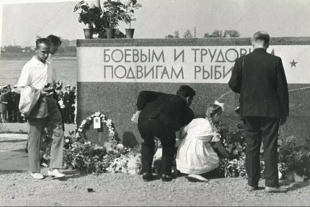 Возложение цветов к мемориалу "Боевым и трудовым подвигам рыбинцев". Ярославская область, Рыбинск 1967 год.