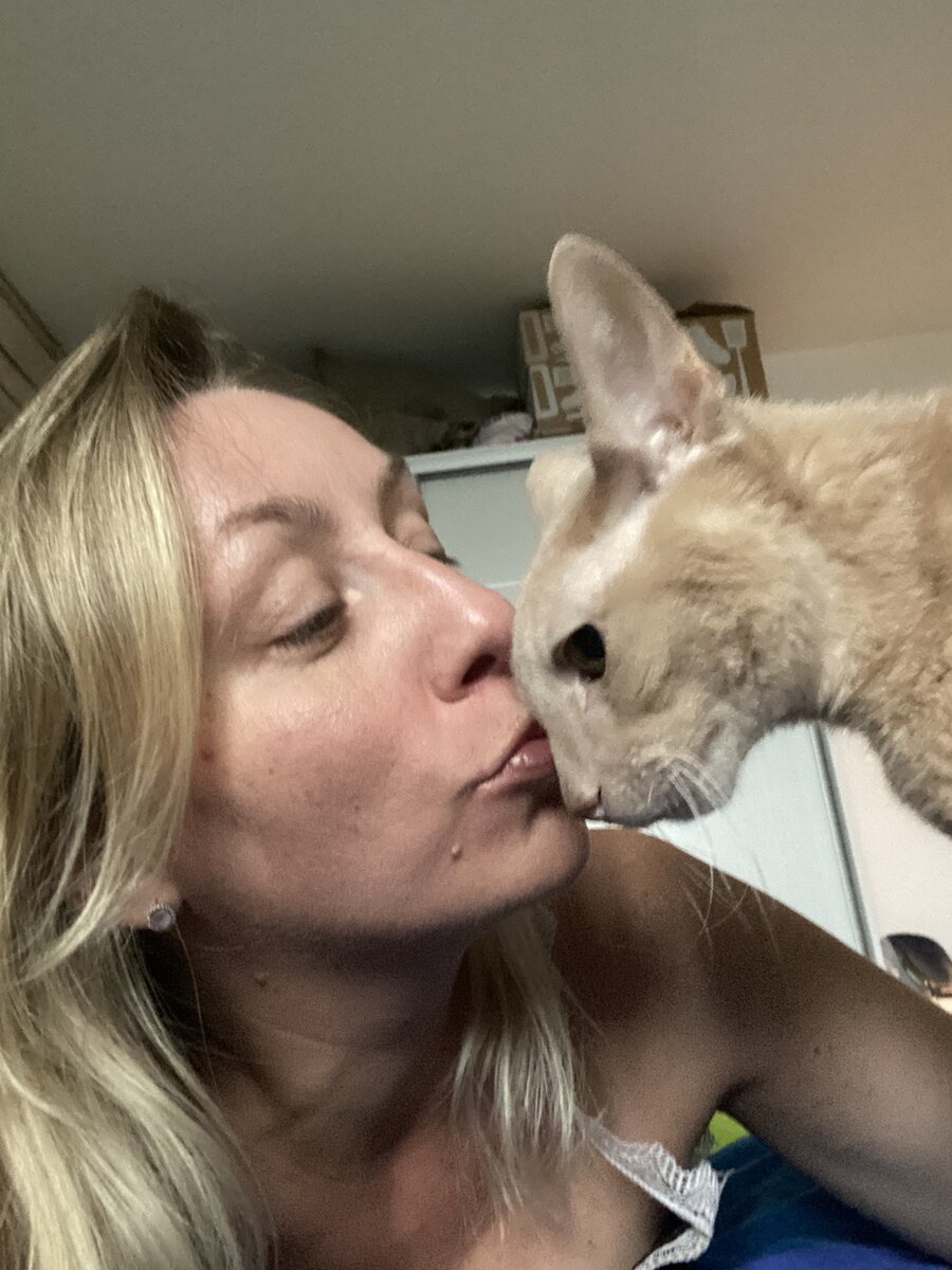 Фото автора. Мой кот во всех смыслах этого слова. А я - его человек 