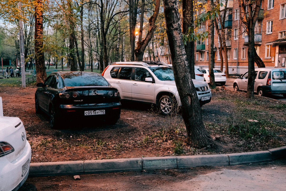 Москве такое не снилось! Как в Одинцово газоны превратили в стихийные  парковки с воротами | РЯБИНИН | ФОТОПУТЕШЕСТВИЯ | Дзен