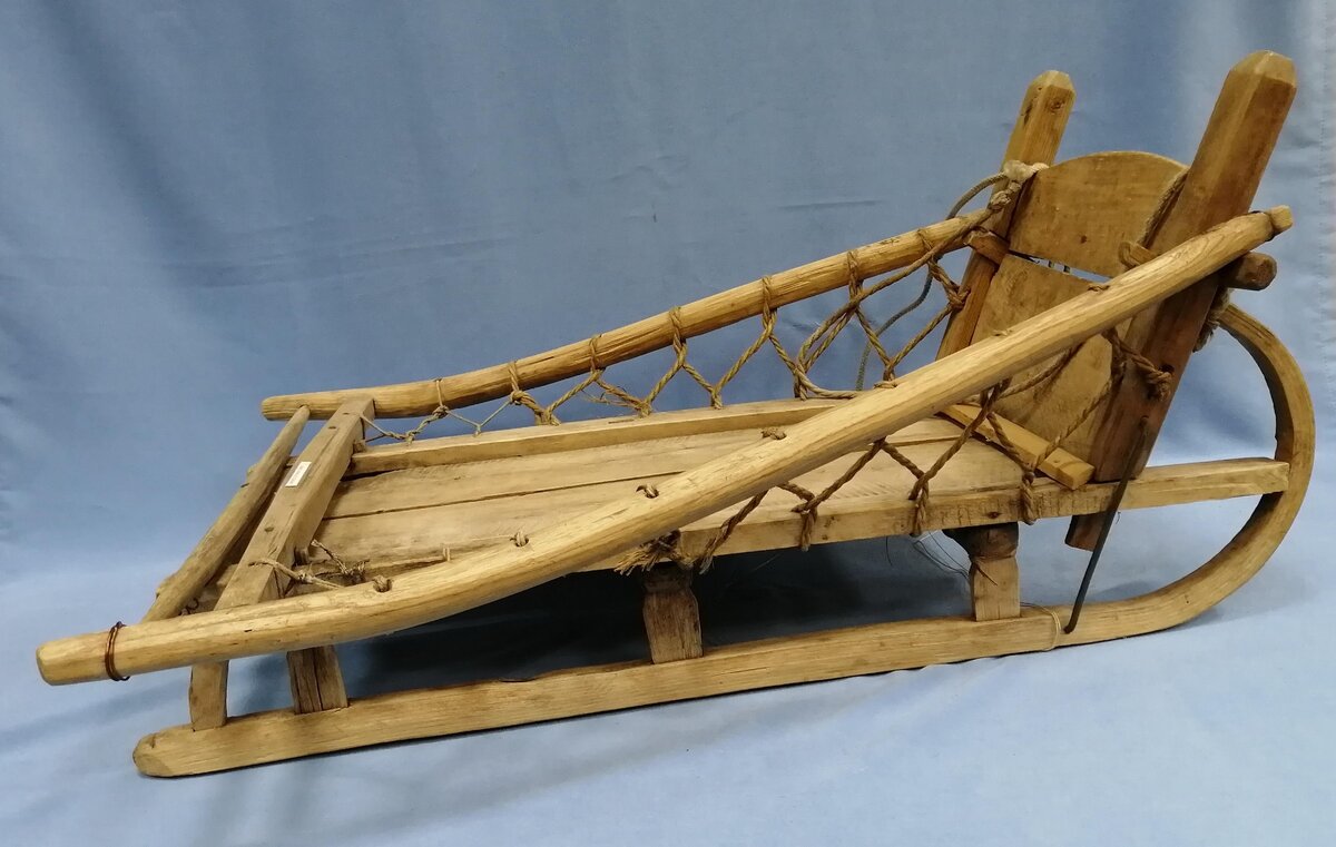 .Легенда:  Отец Нафиса Шаихвалеевича перед тем, как уйти на фронт сделал деревянные сани для детей. Багаутдинов Имам не вернулся с войны, а сани остались как память об отце. Нафис Шаихвалеевич хранил долгое время у себя. В 2001году сдал в музей.