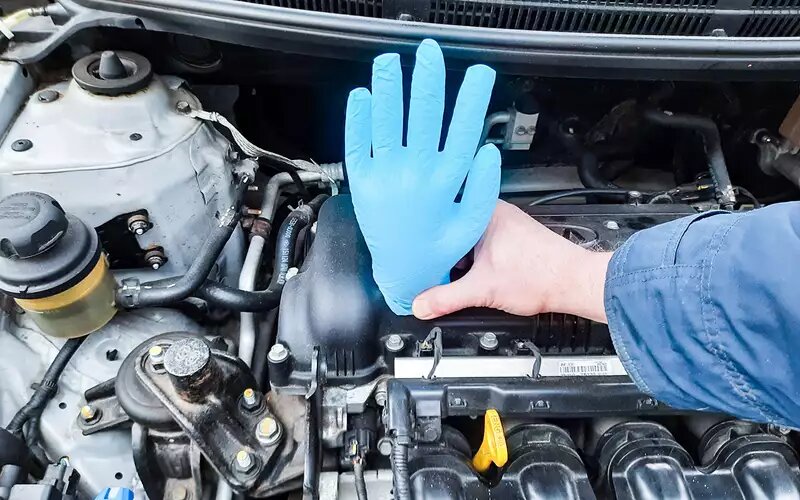 Если при работающем моторе перчатка, плотно прижатая к маслозаливной горловине, надувается – дело плохо. У мотора очень большой прорыв газов через поршневые кольца в картер.