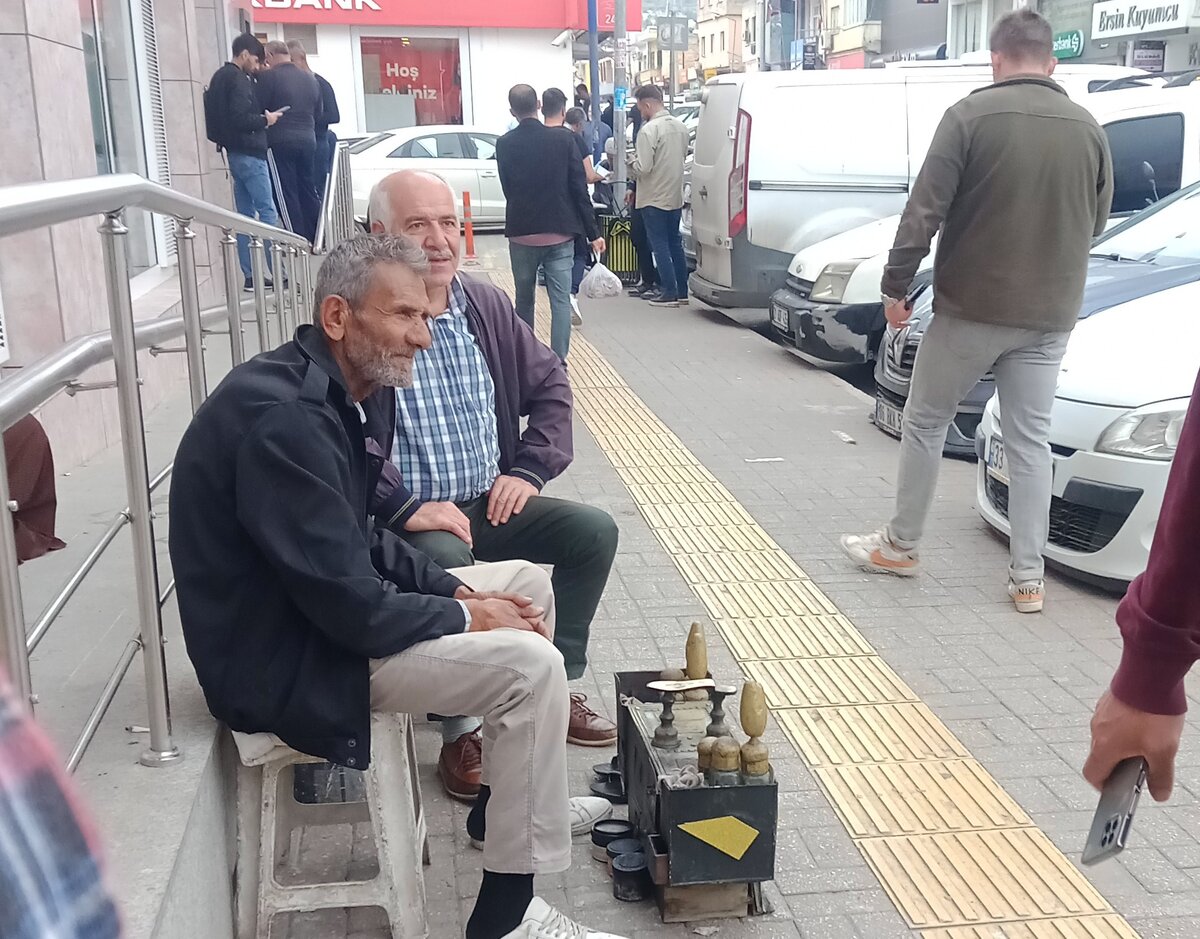 Чистильщик обуви. Фото автора.