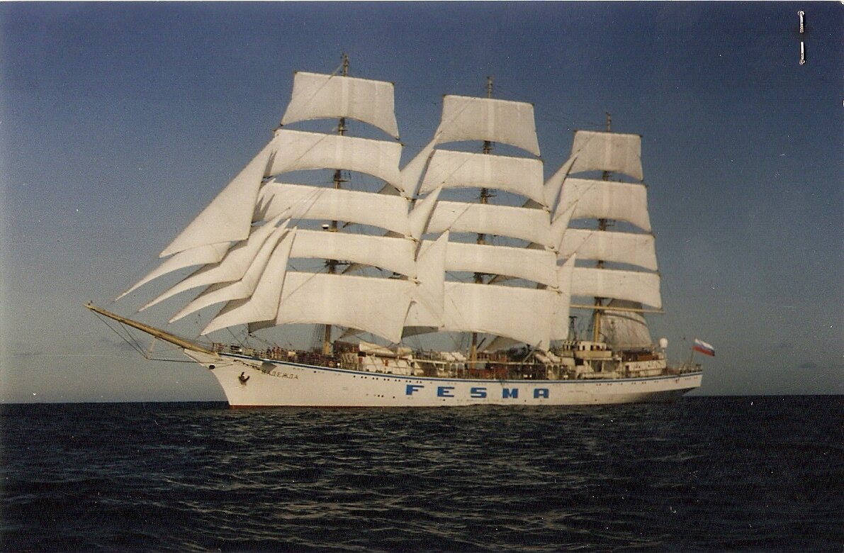 Фрегат "Надежда" на переходе домой. Фото из личного архива автора.