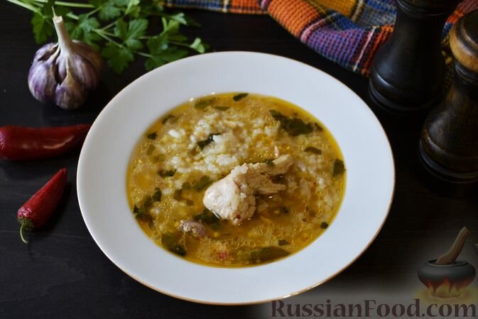 курица, рис, лук репчатый, морковь, чеснок, томат-паста, аджика, семена кориандра, зира, хмели-сунели, зелень кинзы, масло растительное, соль, лавровый лист