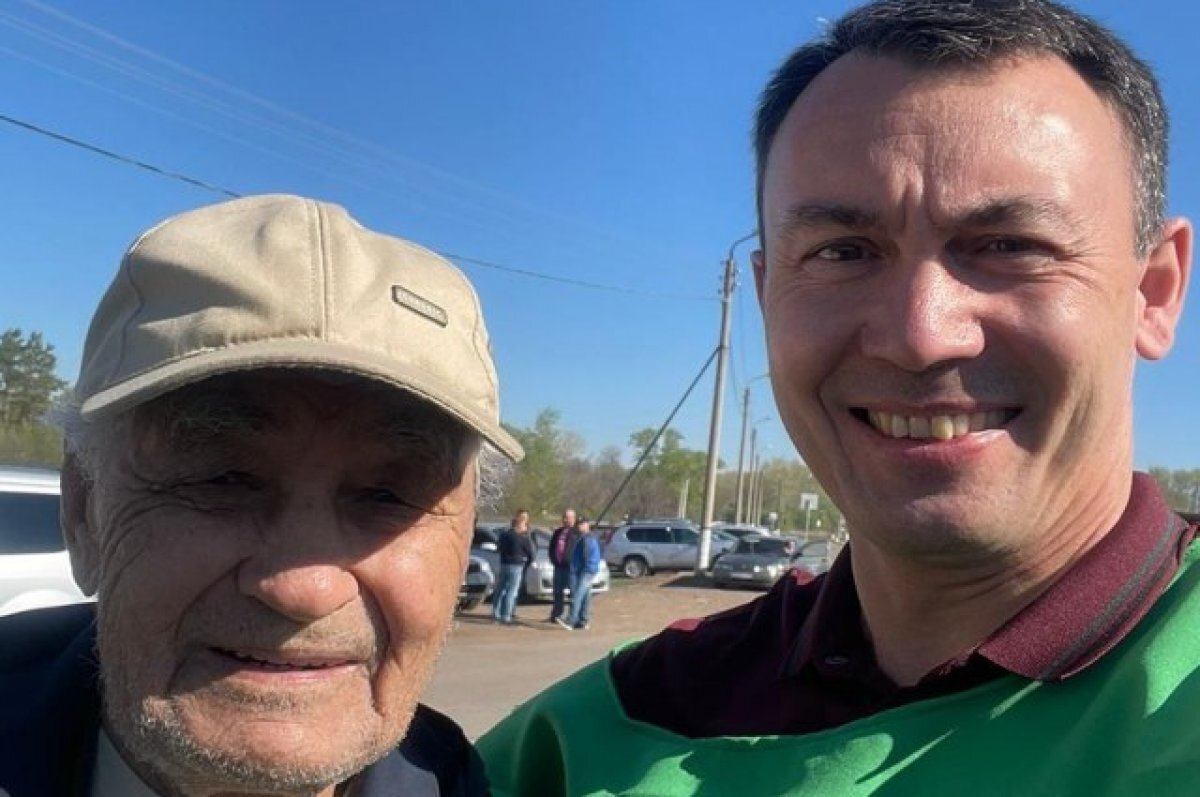    97-летний ветеран ВОВ в Башкирии посадил деревья на новой аллее