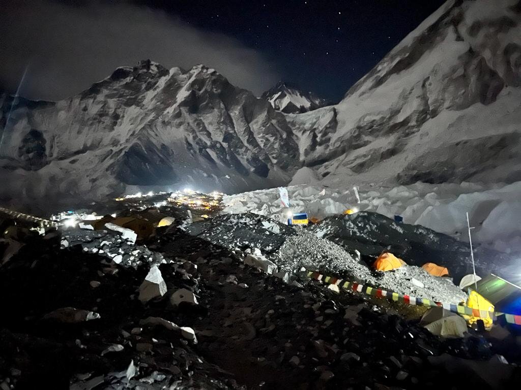 Вид на Базовый лагерь под Эверестом ночью. 