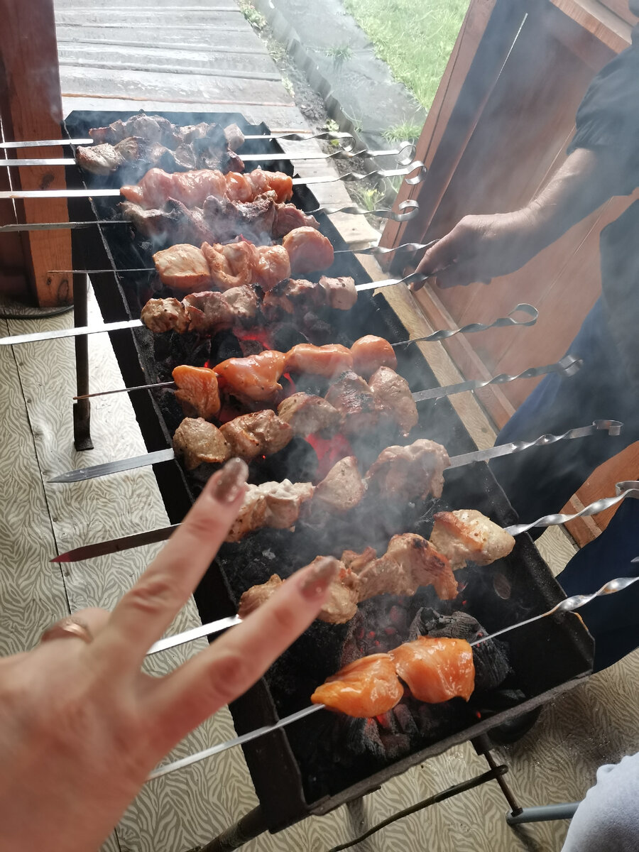 Дед готовит😋