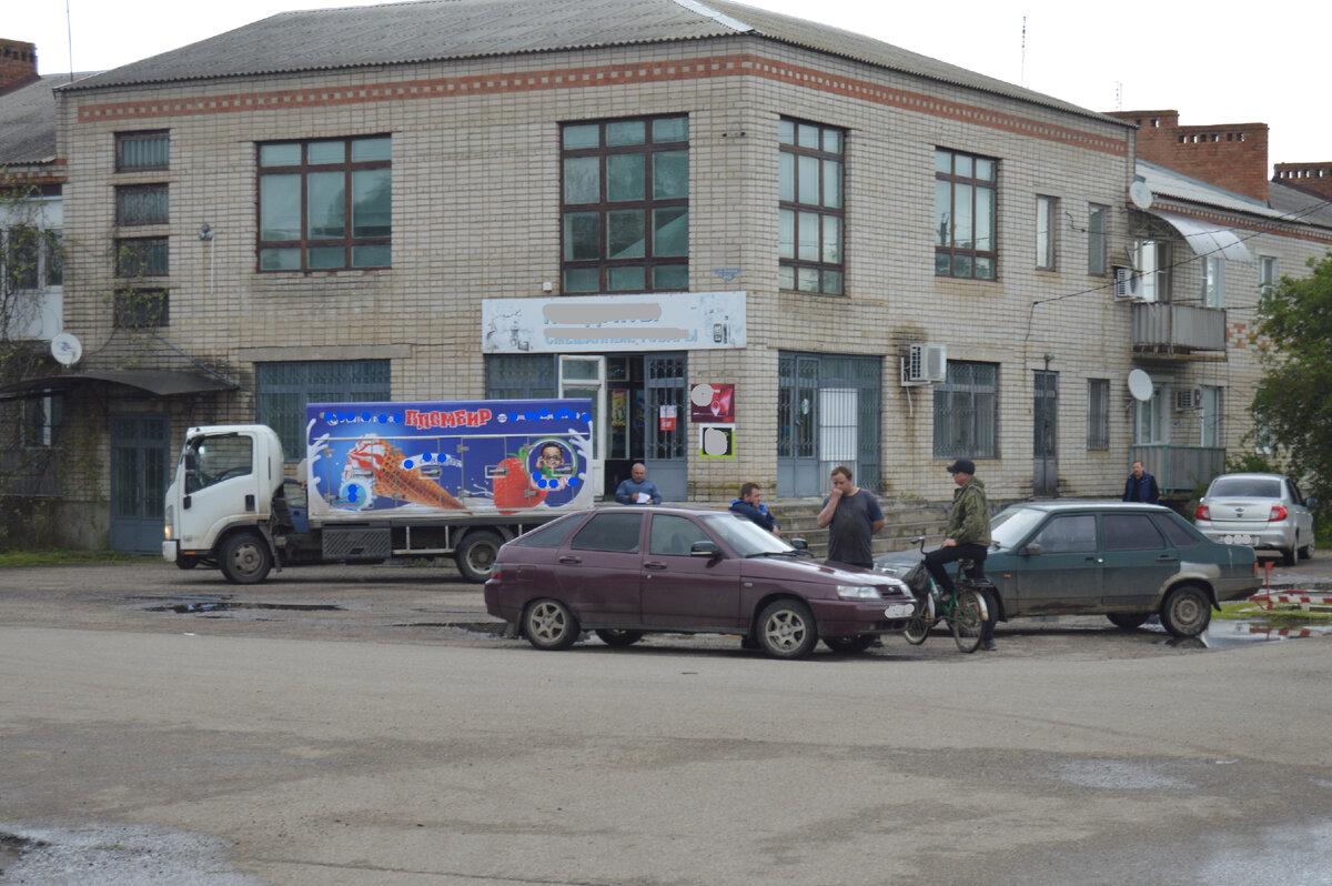 Фото автора. Апрель 2023. Станица. Мороженое привезли.                                                            