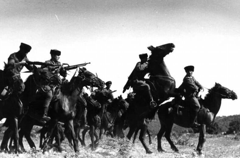 На каком фронте воевала заполярная кавалерия. Кущевская атака кубанских Казаков лето 1942 года. Донские казаки в ВОВ 1941-1945. Казаки Кущевская атака. Атака в Кущевской августе 1942 года.