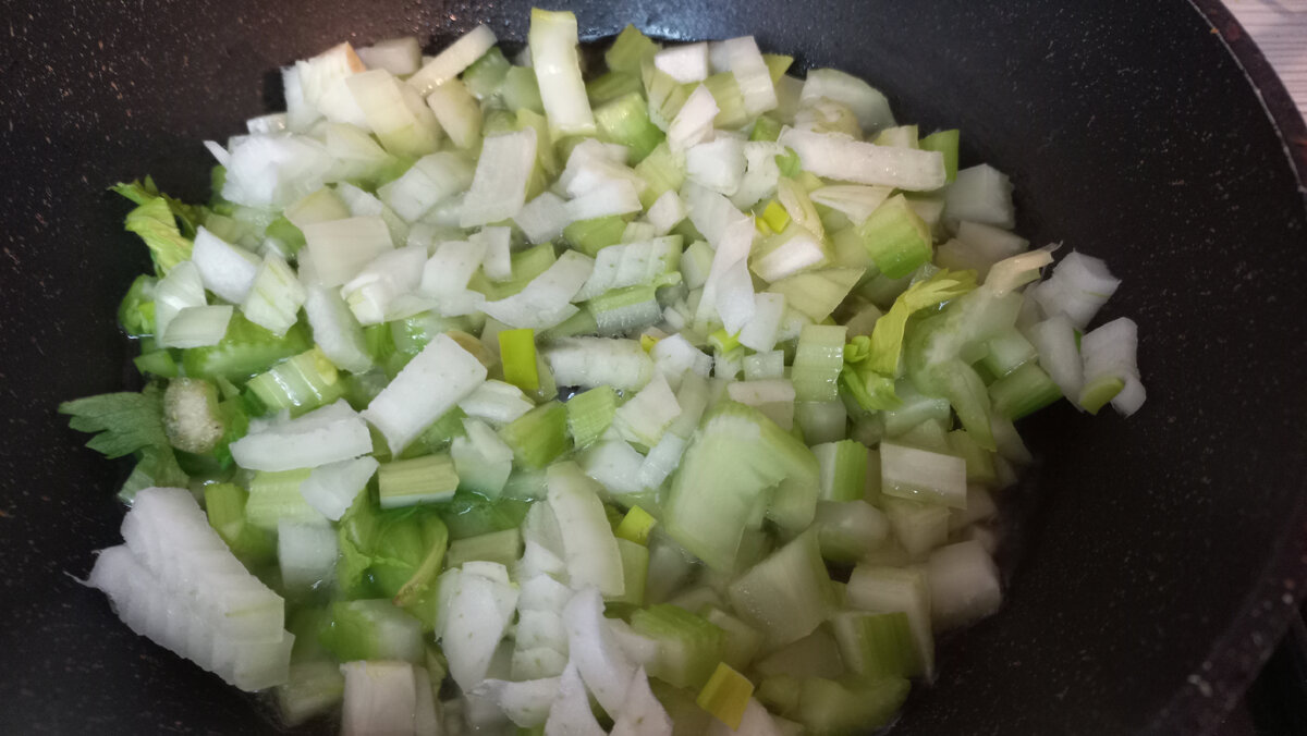 Лук,сельдерей тушится на сковороде.