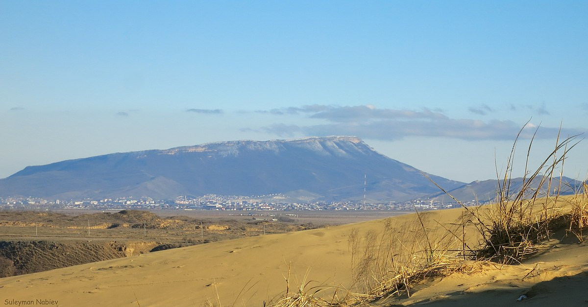 Вид на Тарки-Тау / Фото: Suleymannabiev, CC BY-SA 4.0, via Wikimedia Commons 