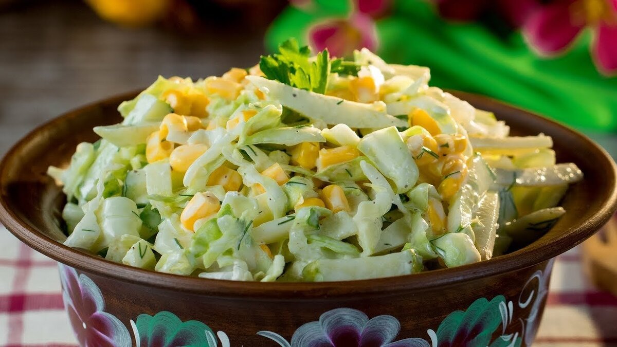 Салат с кукурузой «Свежесть»: легкий рецепт с ароматными овощами и сочной кукурузой
