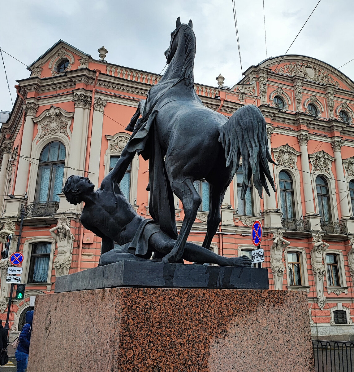 лицо под хвостом коня на аничковом мосту