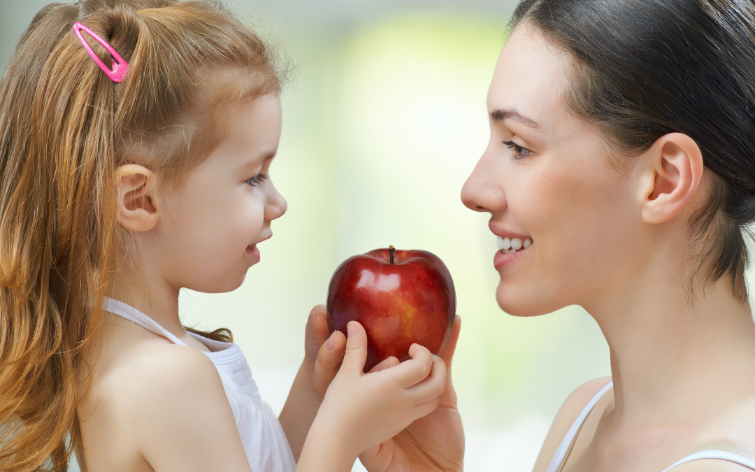 Яблоко для детей. Девочка с яблоками. Дочь мама яблоки. Ребенок угощает. Мама дочь губы