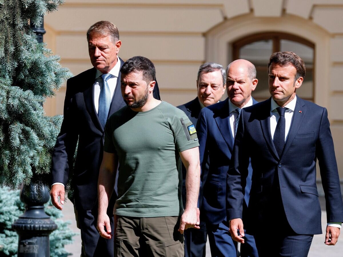    Президент Украины Владимир Зеленский во время встречи с президентом Франции Эммануэлем Макроном, канцлером ФРГ Олафом Шольцем, премьер-министром Италии Марио Драги и президентом Румынии Клаусом Йоханнисом в Киеве © AP Photo / Ludovic Marin