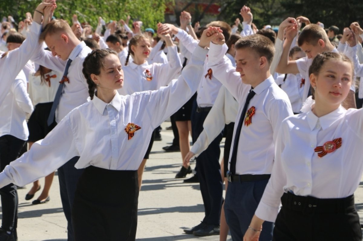    В «Вальсе Победы» приняли участие более 3 000 орчан.