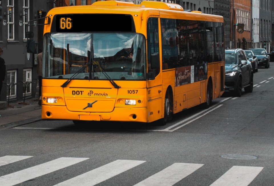  За время, которое было впустую потрачено на остановке в ожидании автобуса, трамвая или троллейбуса, несостоявшийся пассажир теперь может потребовать денежную компенсацию с транспортной компании.