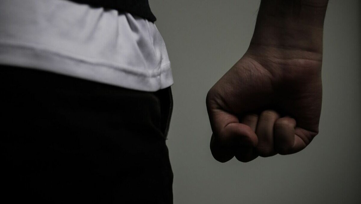     Прохожие вызвали скорую помощь пострадавшему.