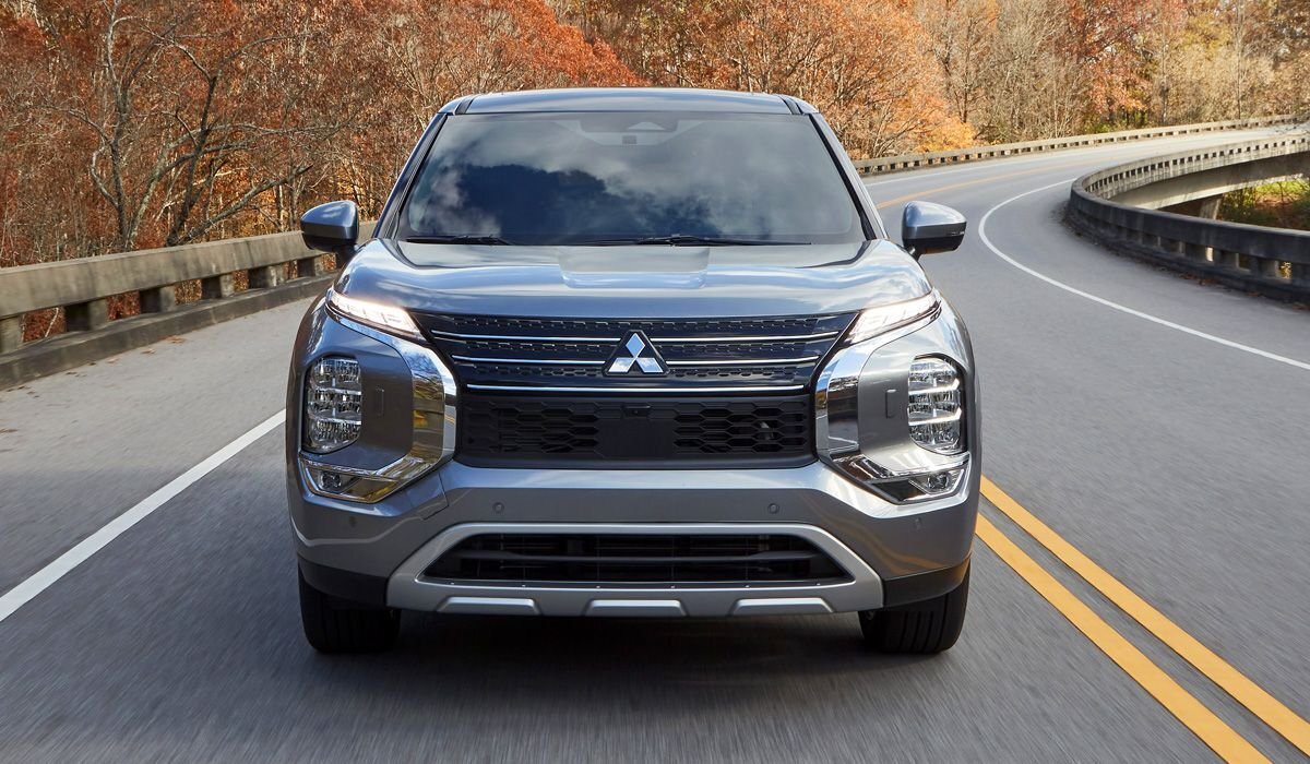 мицубиси аутлендер 2022 интерьер