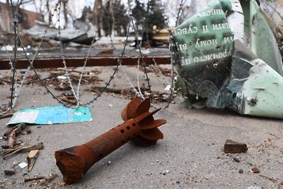    Фрагмент осколочно-фугасной артиллерийской мины на территории воинской части ВСУ в Мариуполе. ©Сергей Аверин РИА Новости