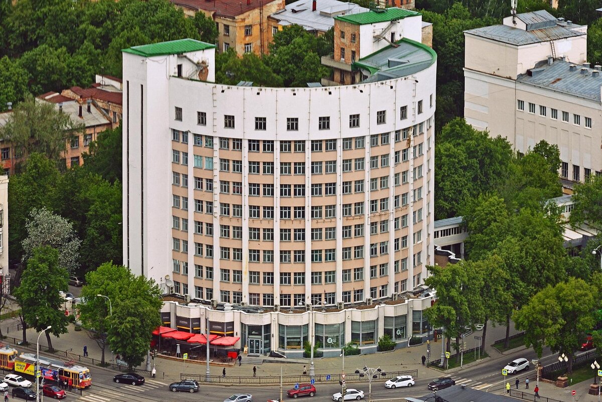 Один из архитектурных символов Екатеринбурга, который украшает различные сувениры — гостиница «Исеть» в форме полуцилиндра. Фото: Ludvig14 / Wikimedia.org