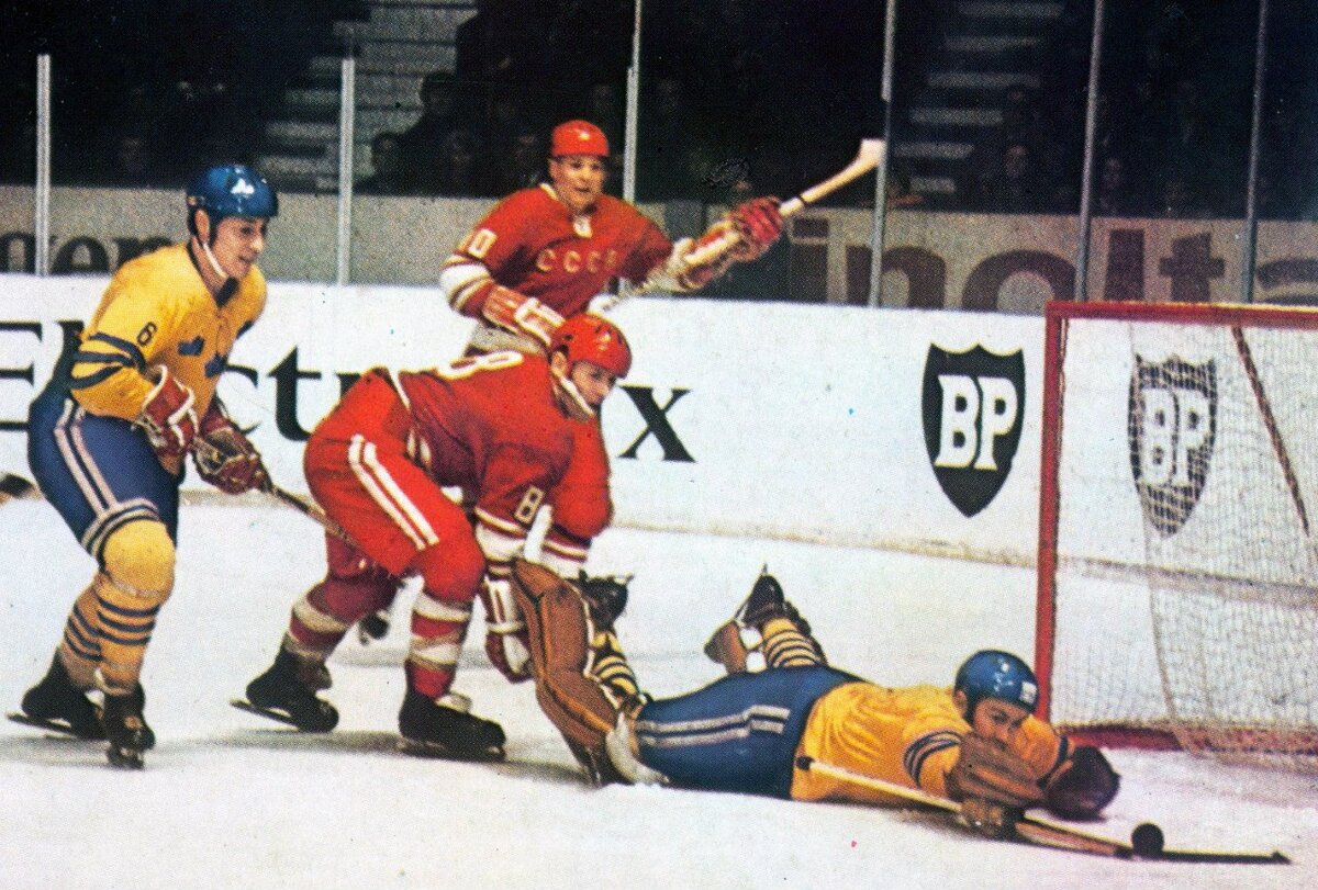 Изображение с яндекс.картинки (В.Старшинов атакует ворота шведов)