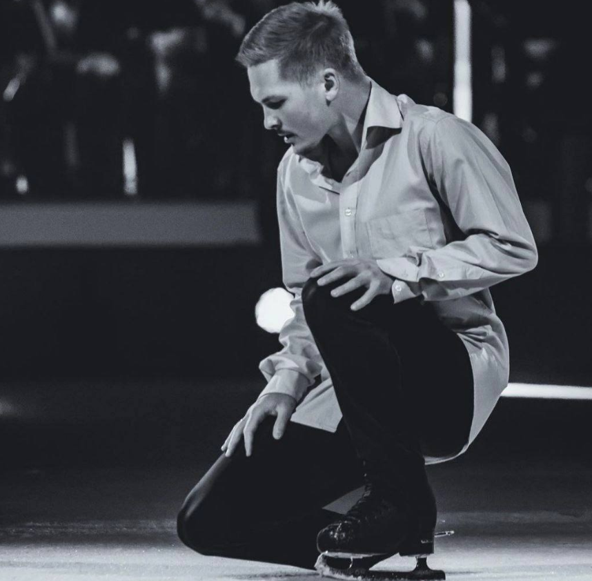 Лимбо певец. Девушка поет. Музыкальные обои. Девушка аналитик. Девушка в наушниках.