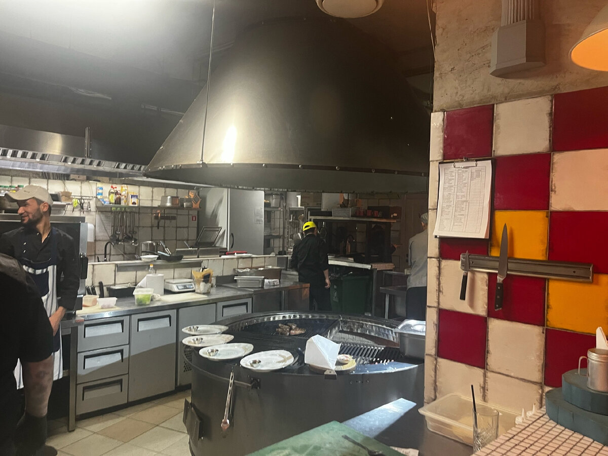 кухня открытая, обратите внимание на огромный гриль посередине