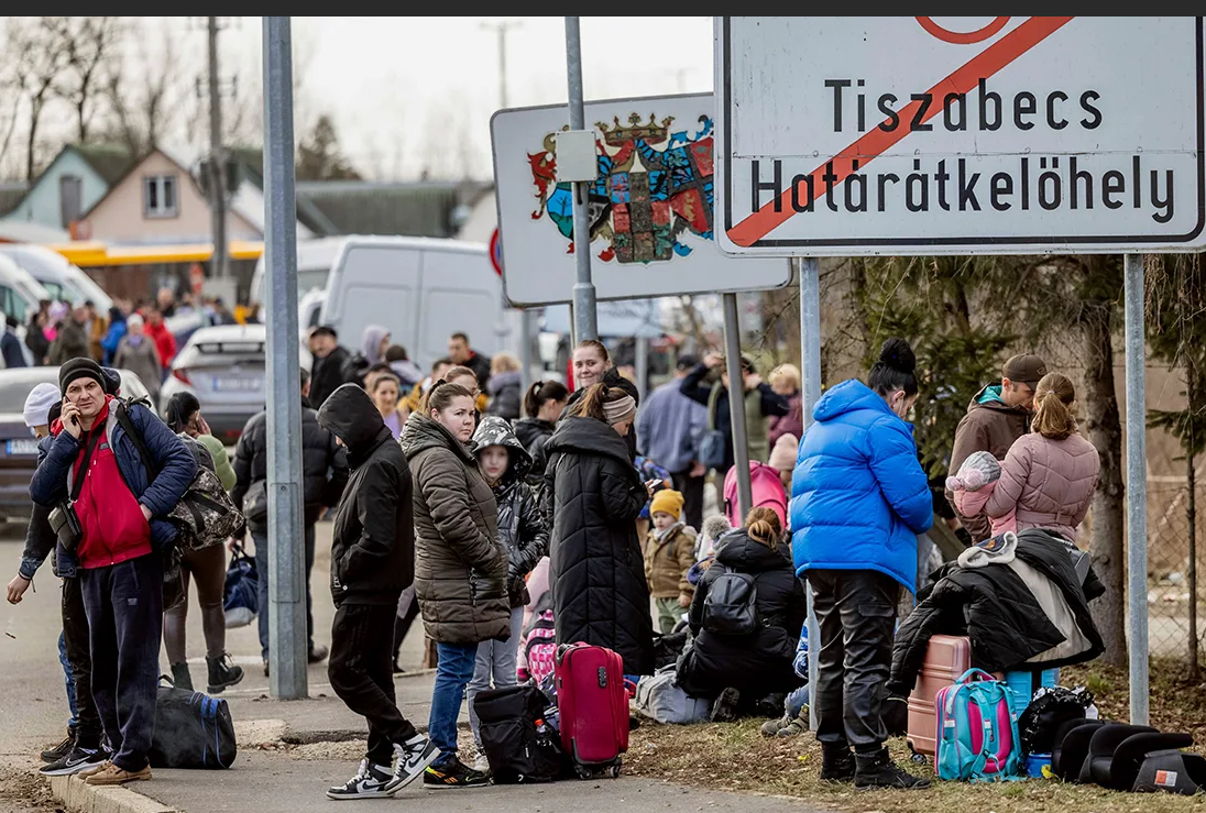 Украинцев выселили. Беженцы с Украины. Беженцы бегут из Украины. Украинский беженец бежит в Россию. Украинское беженцы в Евросоюзе.