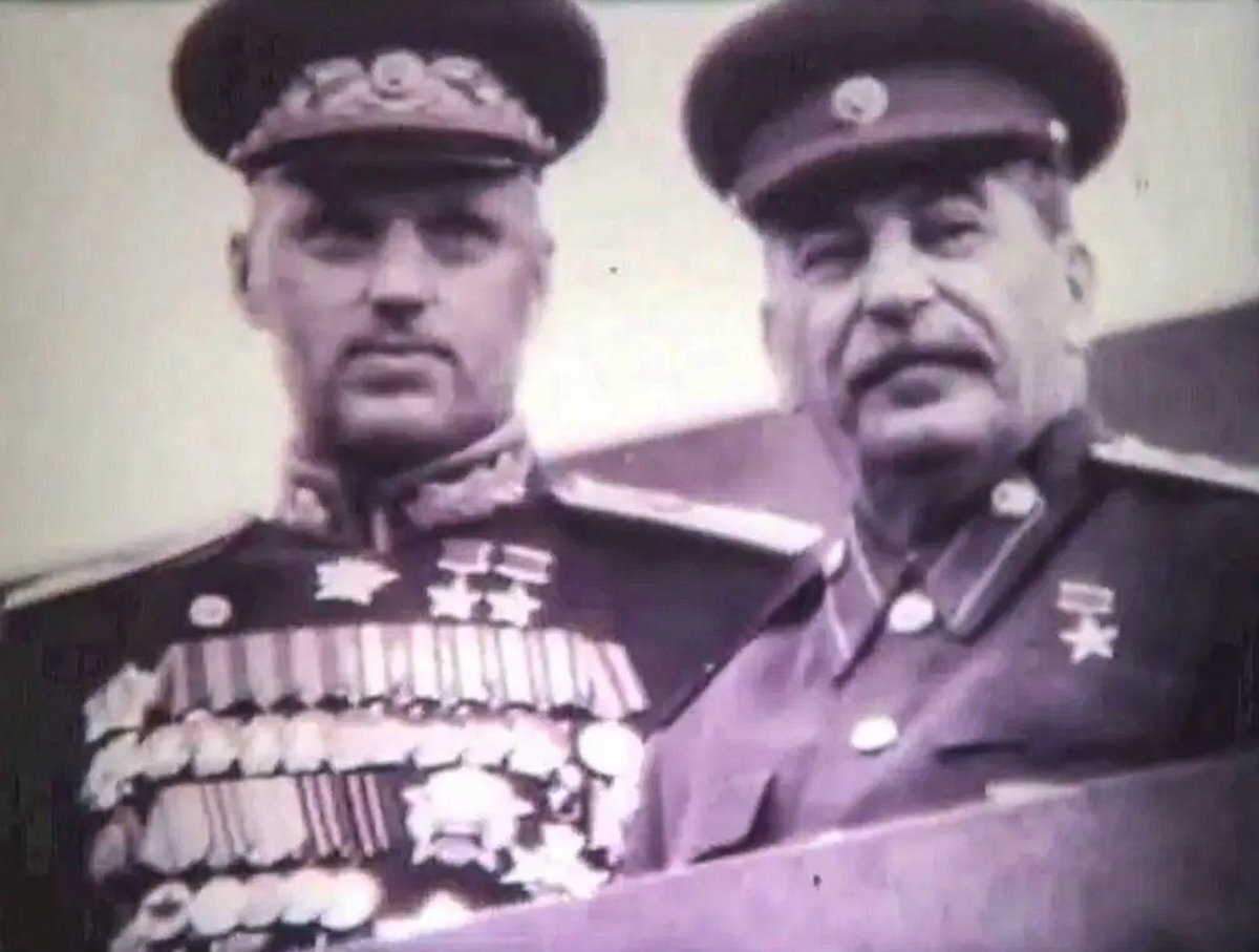 Рокоссовский и Сталин на трибуне Мавзолея. Фото из открытых источников