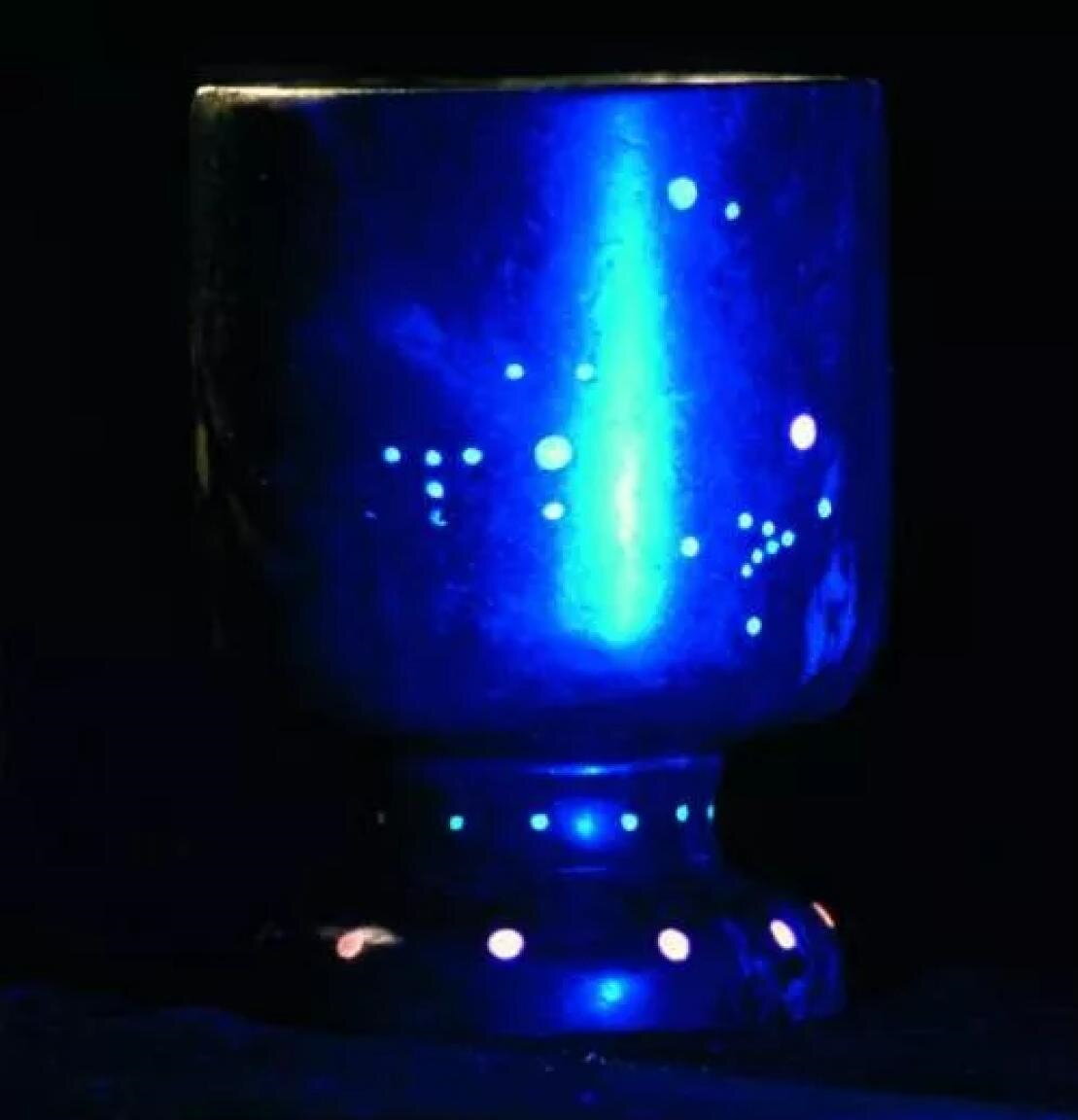 Чаши и кубки светились в ультрафиолете.
Источник фото: https://www.ufostation.net/images/articles/35/8/9/foto6_t5.jpg