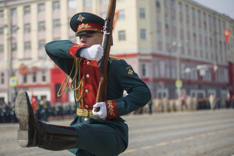 Прохождение торжественным маршем. Фото: Максим Конанков/Octagon.Media