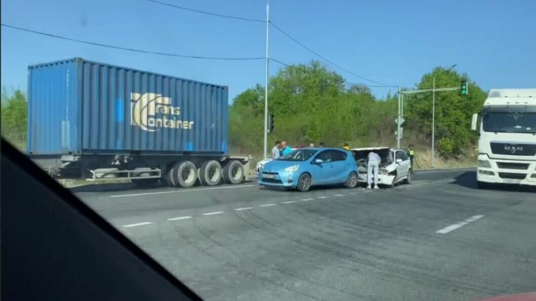     Сотни автомобилистов прямо сейчас стоят в адской пробке на ключевой дороге края. Из-за километрового затора многие не смогут вовремя добраться до пункта назначения.