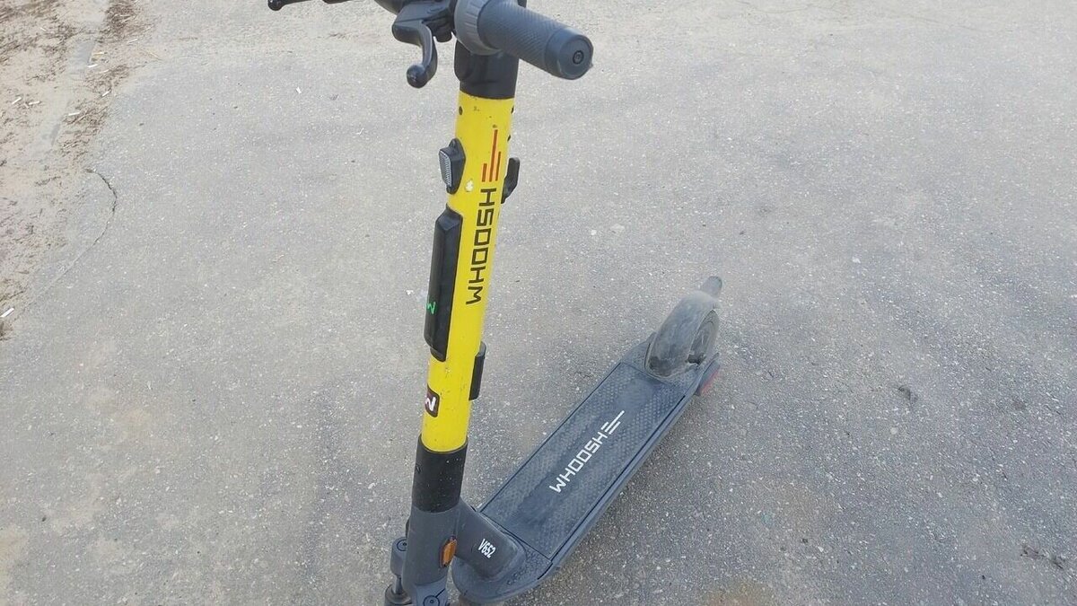     Электросамокат, который неизвестный сбросил с моста в реку в Нижнем Новгороде, подняли со дна Оки. Эту информацию NewsNN подтвердили в пресс-службе компании Whoosh.