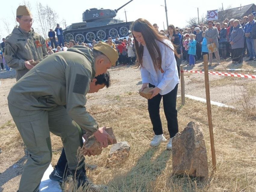 Фото: Закладывают первый камень, на месте которого этой осенью появится монумент. Фото: Правительство Забайкалья.