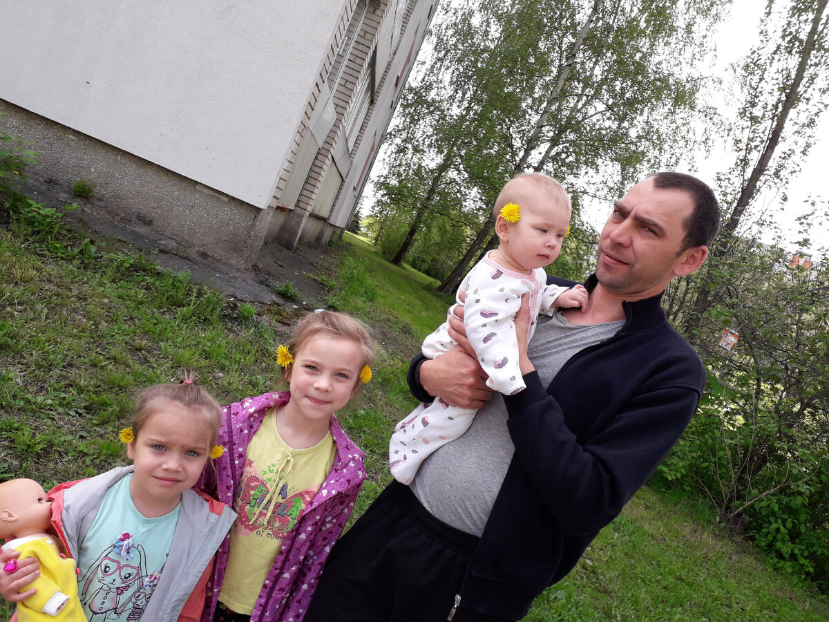Перед очередной поездкой, не сегодня. Обратите внимание на лицо мужа. Он явно предчувствует что-то неладное 🤣