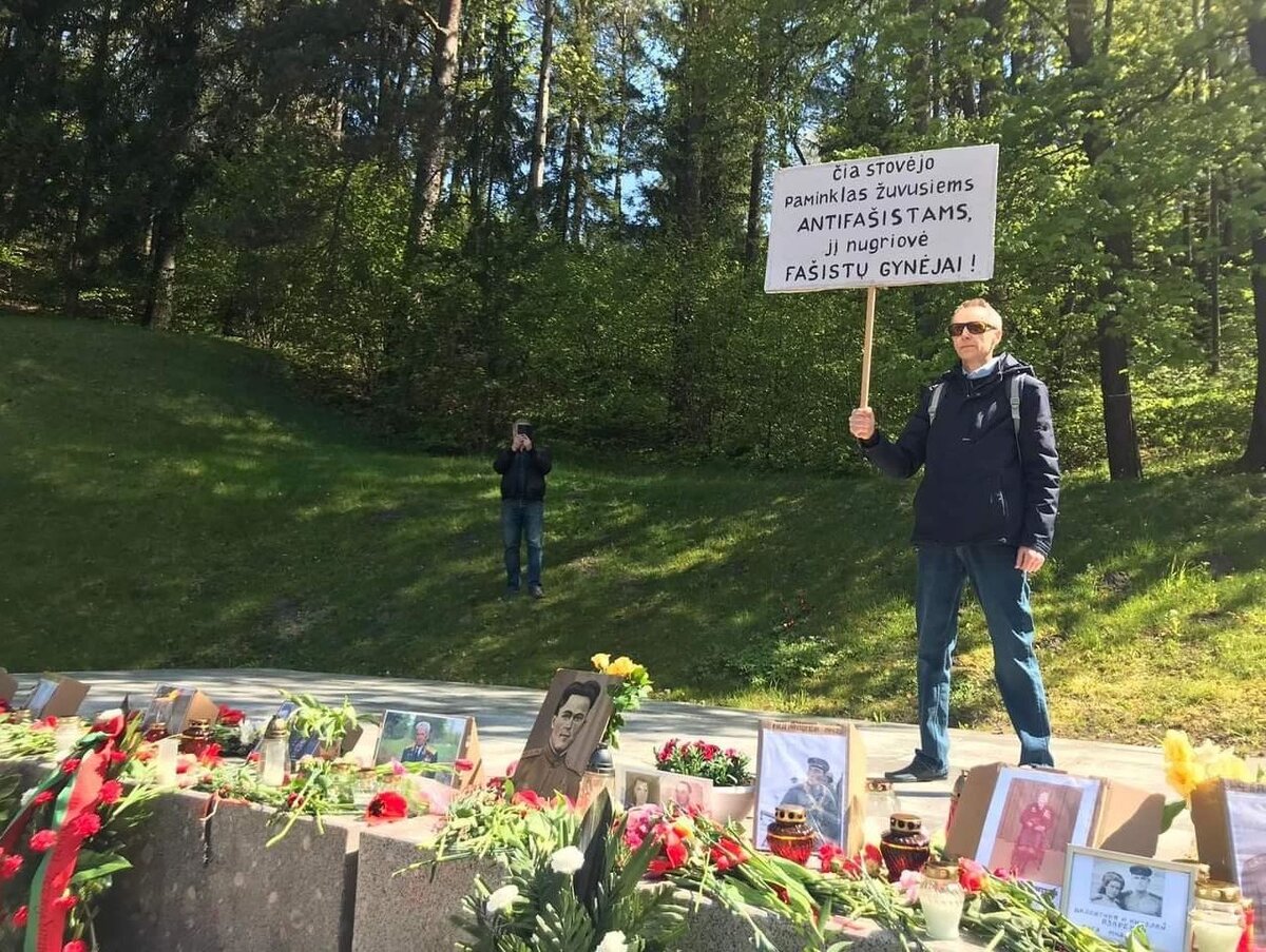 © Baltnews / Артурас Паулаускас / Одиночный пикет в Вильнюсе на Антакальнисском кладбище, на табличке написано "Здесь стоял памятник погибшим антифашистам, его снесли защитники фашизма", 9 мая 2023 год, Литва