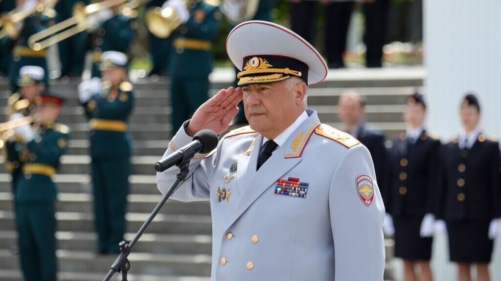     10 мая в Волгоград с визитом прибыл глава МВД России Владимир Колокольцев. Министр присутствовал на торжественном закрытии военно-спортивного сбора «Наследники Победы».