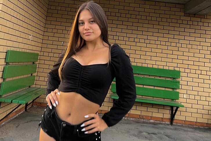 23-летняя Дилара Зинатуллина пережила неприятную ситуацию на дороге. Девушка поделилась подробностями происшествия с поклонниками.*Моргенштерн признан иностранным агентом по решению Министерства юстиции РФ от 06.05.2022.Экс-супруга Моргенштерна сообщила неприятную новость в соцсетях. «А я попала в ДТП в Дубае. Все живы, здоровы. Но теперь со всеми участниками едем в полицейский участок…» — написала она.Напомним, что Дилара переехала в Арабские Эмираты вместе с рэпером в 2021 году, когда того обвинили в торговле запрещенных веществ. Вскоре супруги расстались, однако брюнетка не стала возвращаться в Россию. Здесь девушка обрела новых друзей, а также, по слухам, бойфренда. Поговаривали, что избранником является блогер Бустер.«Отношений у нас никаких нет. Нас действительно очень сильно шипперят. Обстоятельства сложились так, что, когда я прилетела в Дубай, я заселилась в ЖК. Так получилось, что мы заселились в один ЖК вместе… Конечно, мы начали намного больше времени проводить вместе, но… у нас нет никаких отношений», — отрицала Дилара в беседе с журналистами.В Дубае до сих пор остается жить Моргенштерн. 25-летний артист дает концерты за границей. А недавно рэпера заметили в компании эффектной модели Лизы Василенко.