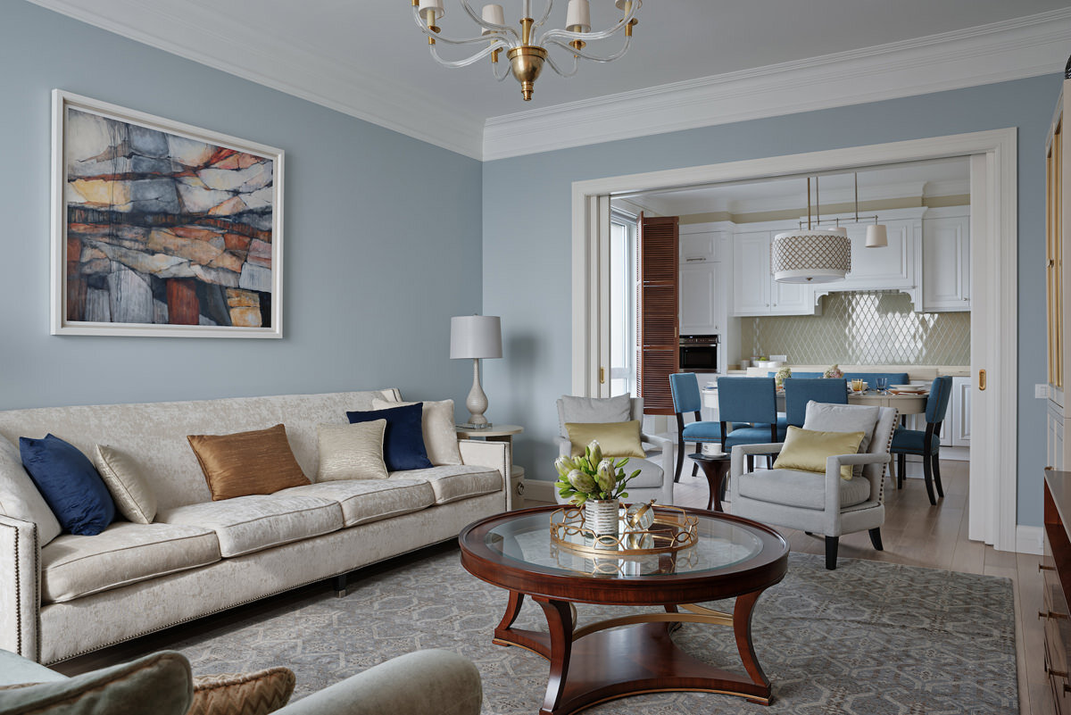 Гостиная по дизайну Marion Studio. Вид из гостиной на кухню. Диван, Bernhardt. Постер, TROWBRIDGE Gallery. Кресло, EichHoltz. Люстра, Visual Comfort.