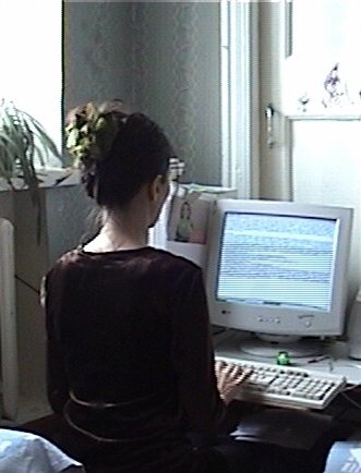 Фото из личного архива. 2006 год. Что-то печатаю срочное на заказ... Так как сижу прямо на полу съемного жилья, едва заехав )))