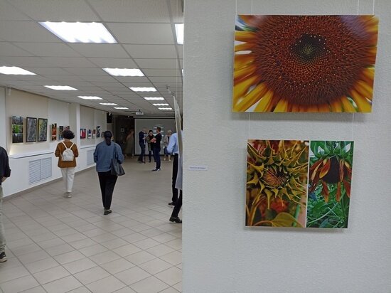     Мобильник в руках художника превращается в аналог кисти. Фото автора.